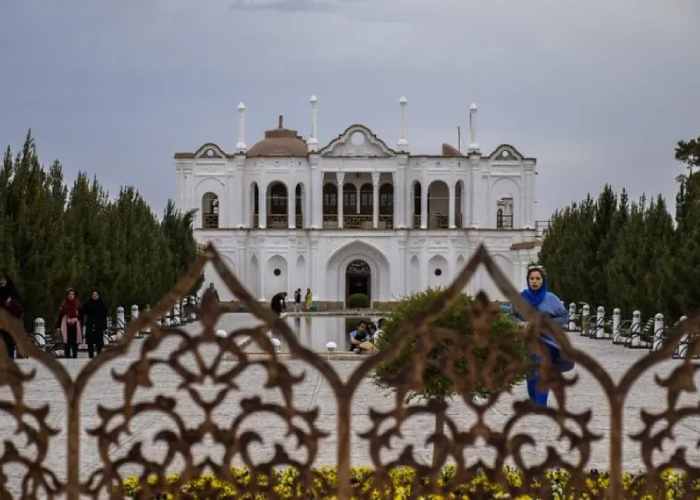 امکانات باغ فتح آباد کرمان